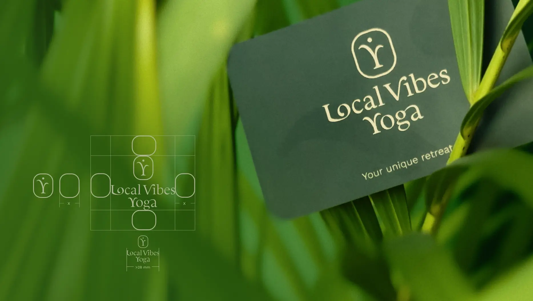 Visitenkarte und Logo-Raster von Local Vibes Yoga vor grünem Blätterhintergrund — geprägtes Gold-Logo mit stilisierter Yogapose als Bildmarke, Wortmarke in Serifenschrift, daneben die Herleitung des Schutzraums und der Mindestgröße der neu entwickelten Bild-Wortmarke.