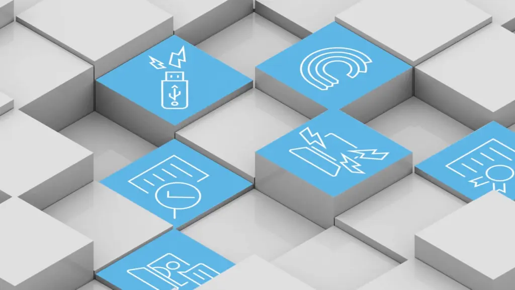 Isometrische 3D-Visualisierung mit hellblau hervorgehobenen Würfeln, die Icons für USB-Stick, WLAN, Blitzschlag/Datenübertragung, Zeitstempel, Zertifikat und Personenschutz zeigen — Sinnbild für den Kommunikationsmix unterschiedlicher Sicherheitsthemen in einem Produktfilm.