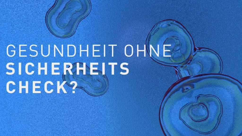Filmstill mit der Frage „Gesundheit ohne Sicherheitscheck?" in großer weißer Typografie vor blauem Hintergrund mit abstrakten, organisch anmutenden Kreisformen — Szene aus einem Produktfilm zum Thema Cyber Security im Gesundheitswesen.