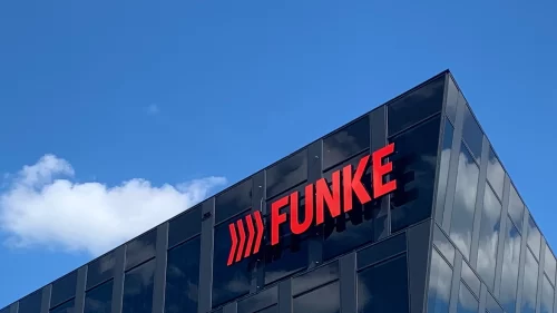 Hauptsitz der FUNKE Mediengruppe in Essen mit Bild-Wortmarke der Corporate Identity