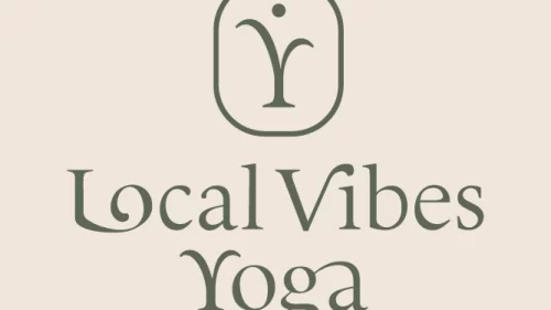 Local Vibes Yoga Bild-Wortmarke in dunkelgrün auf champagnerfarbenen Hintergrund