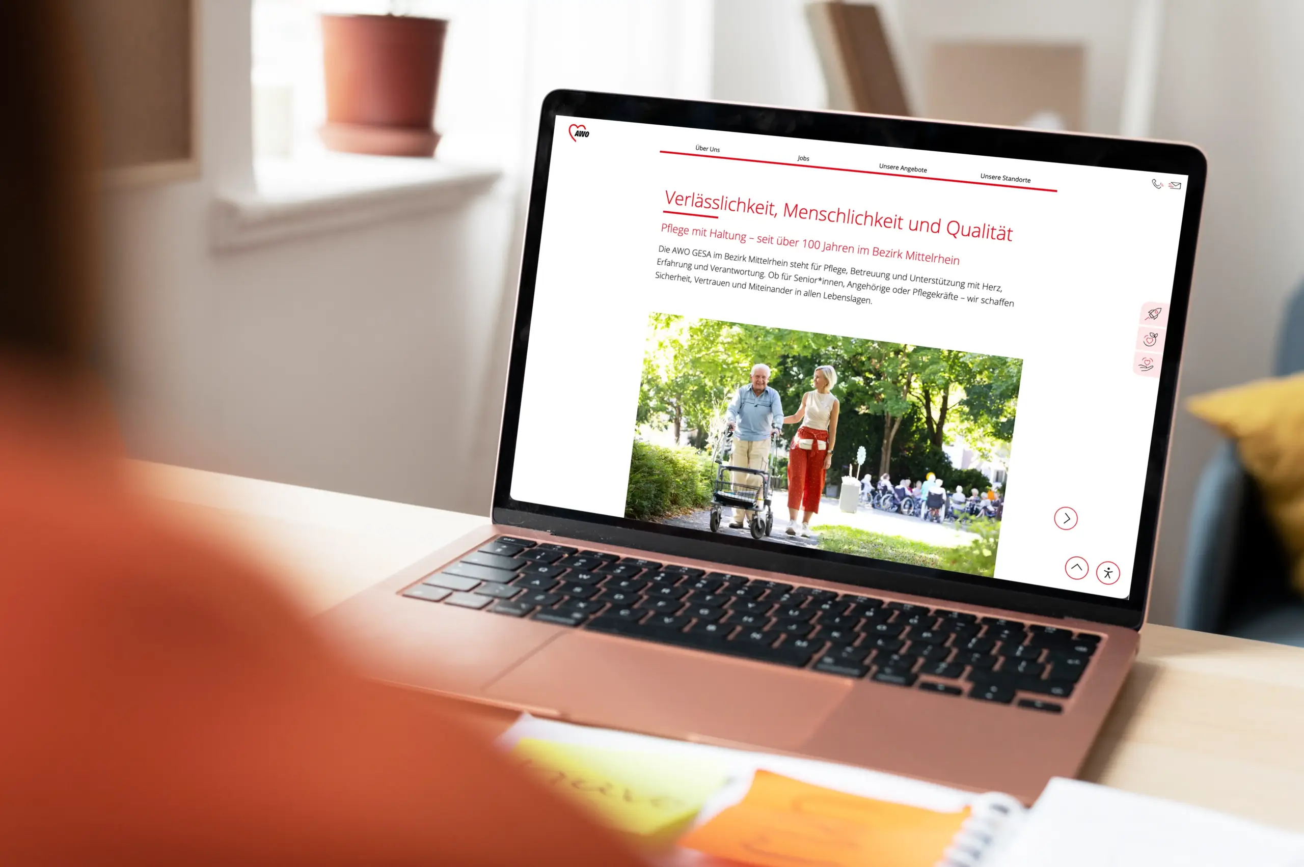 Darstellung der Website für Pflegeeinrichtungen der AWO GESA auf einem Laptop als Beispiel für die digitale Plattform und Nutzerführung.