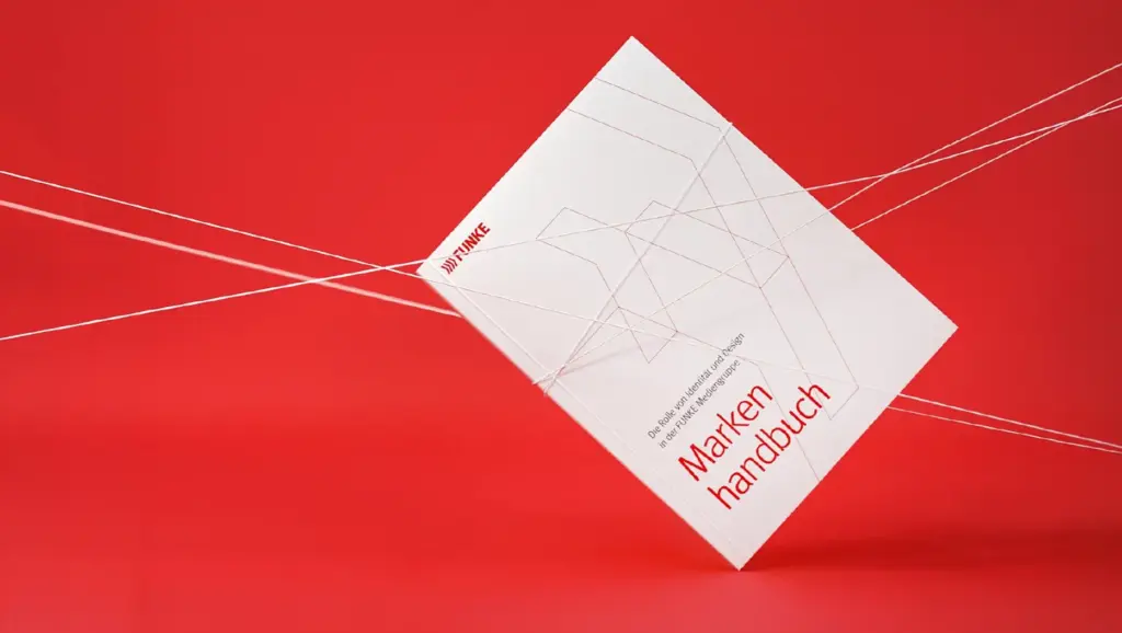 Markenanalyse für FUNKE mit Markenhandbuch auf rotem Hintergrund als Grundlage für ein strukturiertes Corporate Design und digitale Markenführung.
