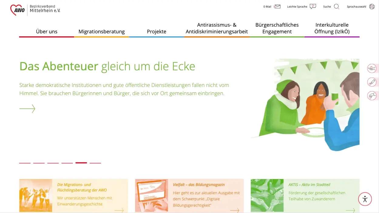 AWO Verbund Corporate Website System – Einheit Migrationsfachdienst: Startseite mit Hero-Slider und grüner Headline "Das Abenteuer gleich um die Ecke". Rechts eine farbenfrohe Illustration mit drei Menschen. Darunter drei Teaserkacheln zu Migrationsberatung, Vielfalt-Bildungsmagazin und AKTIS