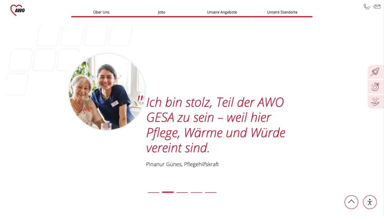 AWO GESA Mitarbeitende: Testimonial-Seite mit kreisförmigem Foto einer Pflegehilfskraft mit einer älteren Bewohnerin. Zitat: „Ich bin stolz, Teil der AWO GESA zu sein – weil hier Pflege, Wärme und Würde vereint sind." Pinanur Günes, Pflegehilfskraft.