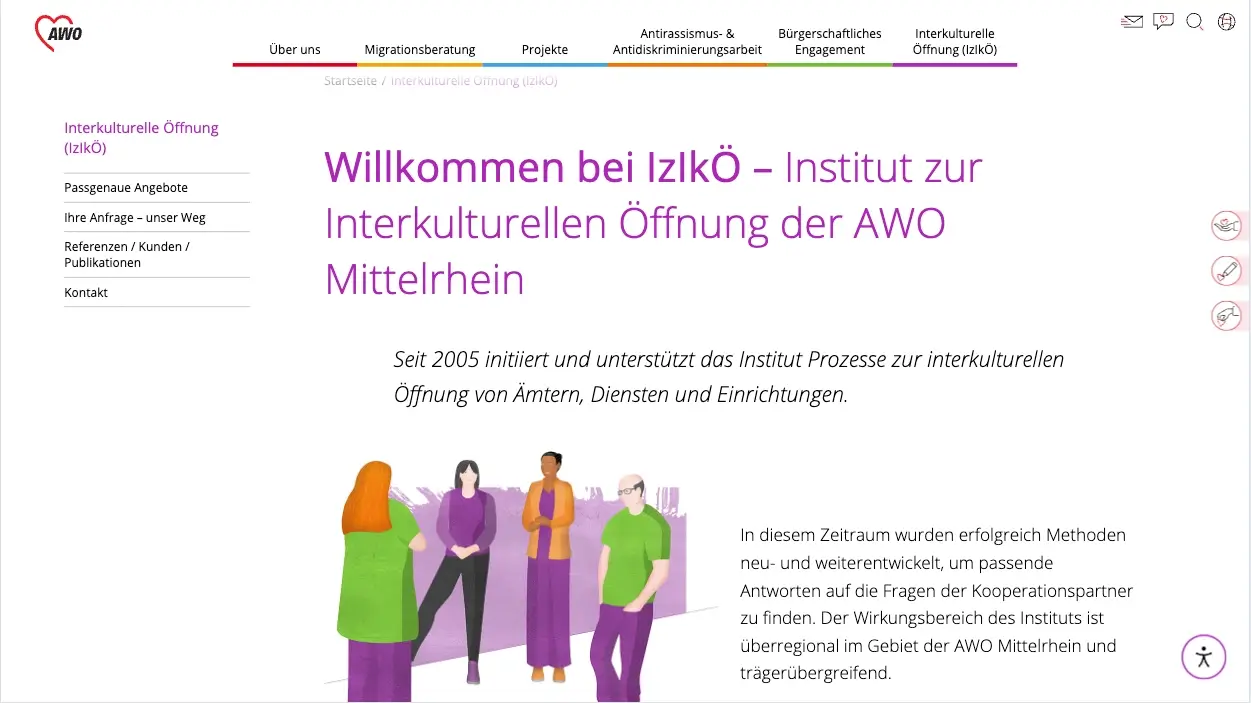 AWO Mittelrhein Webplattform – Migrationsfachdienst: Unterseite des Instituts zur Interkulturellen Öffnung (IzIkÖ) mit lila Headline und Illustration einer Gruppe von vier Menschen. Navigation zeigt die farbkodierten Hauptbereiche des Migrationsfachdienstes.